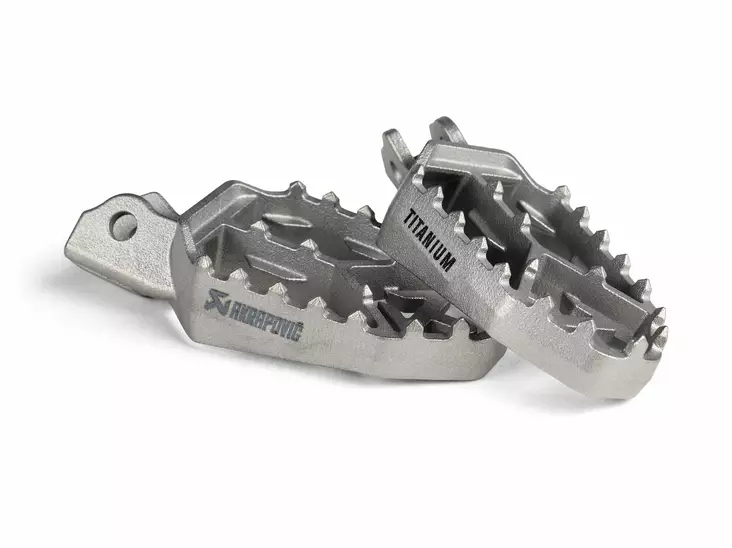 Akrapovic Adventure Footpeg Set (Titanium) Kawasaki KLE 500 2026 - Fotpinnar - D529451 - 1