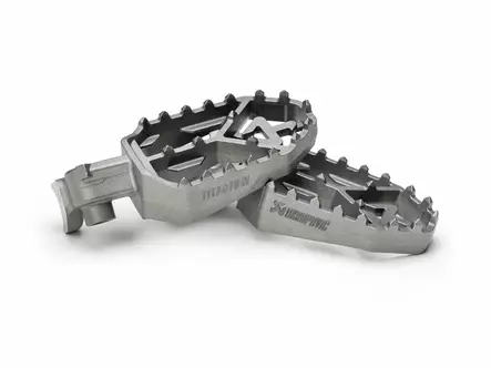 Akrapovic Adventure Footpeg Set (Titanium) Yamaha Ténéré 700 2025 - Fotpinnar - D520825 - 1